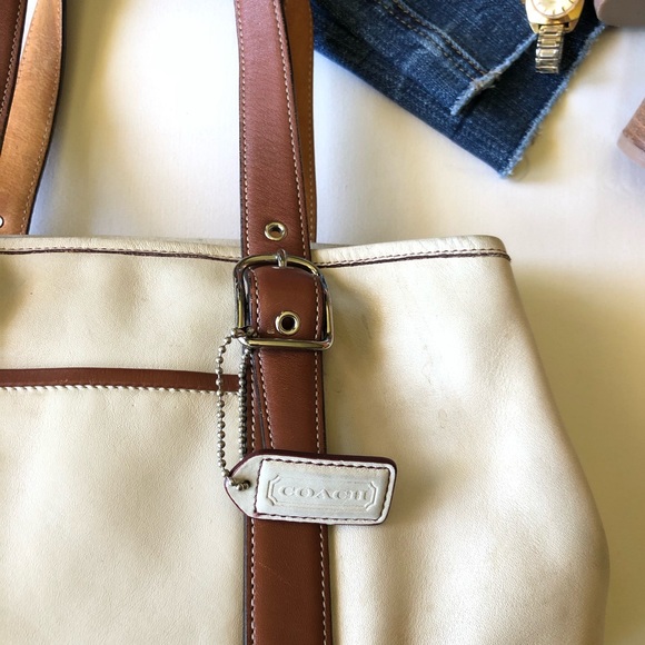 Vintage Coach White Leather “Hampton” Handbag - Picture 5 of 15
